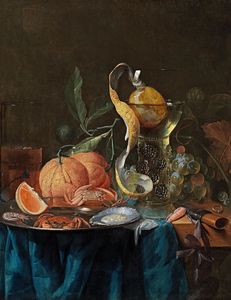Una natura morta di arance, uva, una rummer di vino, un kometenglas di birra, un granchio e l ostrica su un insieme piatto di peltro su un tavolo coperto con un panno blu