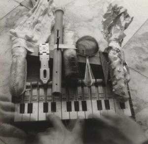 Nam Giugno Paik's preparato giuocattolo pianoforte al suo Esposizione di musica – Elettronico Televisione , galerie parnass , Wuppertal , Procedere 11 20 , 1963