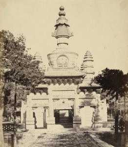 藏 纪念碑  在  的  喇嘛  寺  佩