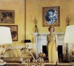 primera mujer ( Palmadita Nixon ) desde el serie Casa hermoso trajo la guerra Casa