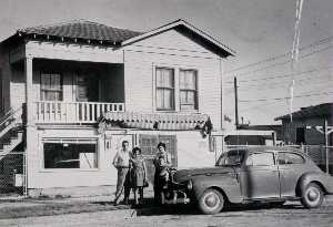 р . Carmignani семьи в перед магазин на 1502 13th Улица , Галвестон , 1950 , из магазинчиках галвестона , Галвестон Графство Культурный художественный совет