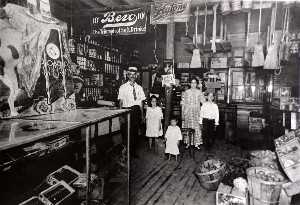 Mencacci Familie in speichern bei 21st Straße und Allee O 1 2 , kalifornien . 1910 , von dem ecke läden von galveston , galveston county kultur kunstrat