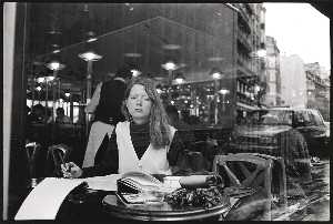 mujer en café  ventana  París  FRANCIA