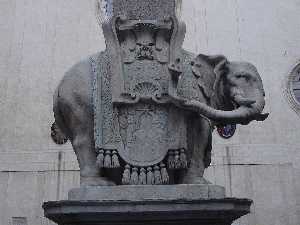 Elefante asícomo  Obelisco  Detalle