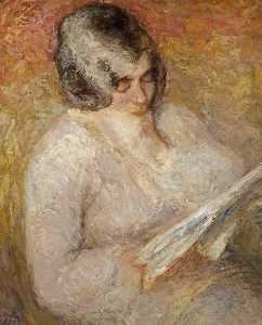 mujer leyendo Un  papel periodico