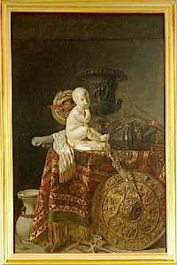 Une table garnie d'un tapis de Turquie sur lequel est placé l'enfant à la cage de M. Pigalle, un casque, le vase de Médicis en bronze, au bas un bouclier et autres objets