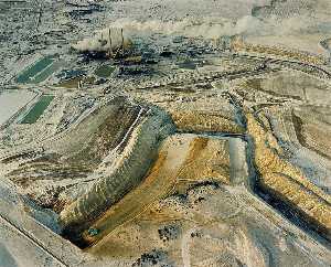 Carbón Raya La mía , planta de energía asícomo estanques de residuos . Enero , 1984 desde el serie Colstrip , Montana 1982 1985