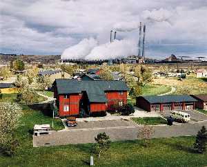 Vista desde primer bautista Iglesia de Colstrip Empresa Y casas planta de energía . Octubre , 1984 , desde el serie Colstip , Montana 1982 1985