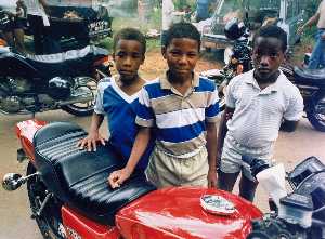 tres niños y una Bicicleta , desde el Negro Motorista Serie