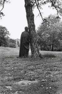 Фигура стоя в черный мешок для yoko Ono's Порез Кусок , 4th Годовое Авант Авангардистов Фестиваль , центральный парк , нью йорк , Сентябрь 9th , 1966