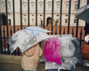 Los turistas fuera de buckingham Palacio en el lluvia , De londres , Inglaterra